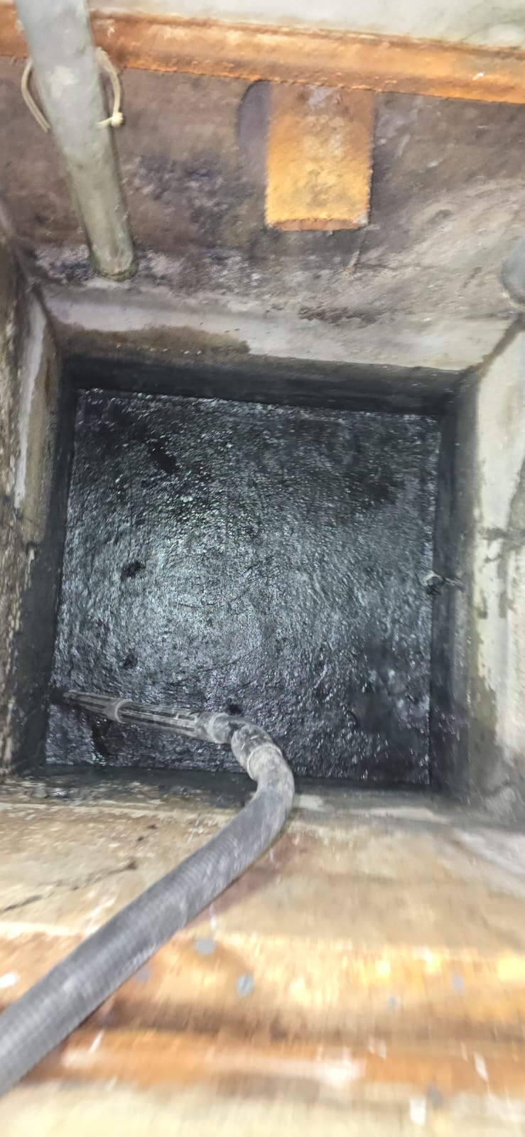 Verschmutzter Schacht